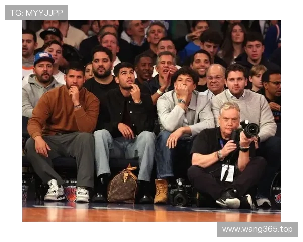 网球名将阿尔卡拉斯现场观战拉齐奥对尤文并与蓝鹰后卫帕特里克亲切交流